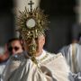 Corpus Domini, il Papa: nelle processioni “una coraggiosa testimonianza di fede”