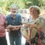Nel giardino dello chef, da sinistra: lo scrittore Lodovico Marchisio, lo chef Edy Monnet e Roberta Maffiodo, moglie di Marchisio (ph. Adriana Bergagna) Nel giardino dello chef, da sinistra: lo scrittore Lodovico Marchisio, lo chef Edy Monnet e Roberta Maffiodo, moglie di Marchisio (ph. Adriana Bergagna)