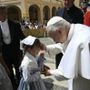 L’industria dei consumi avvelena il cuore, il Papa: Dio allarga la vita e apre alla vera gioia