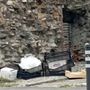 Aosta, la discarica sotto la Torre del Lebbroso: "Così il centro storico perde dignità" Aosta, la discarica sotto la Torre del Lebbroso: "Così il centro storico perde dignità"