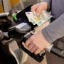CarburantI. il Governo con una mano dà, con l’altra toglie CarburantI. il Governo con una mano dà, con l’altra toglie