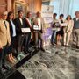 l’Assessore regionale ai Trasporti Luigi Bertschy, l’Assessora al Turismo di Doues Corinne Cuaz, il Vice Sindaco di Doues Daniel Diemoz, il Sindaco di Doues Giorgio Abram, il Presidente della Regione Renzo Testolin, i genitori della minore di Doues, la Coordinatrice l’istituzione scolastica Grand Combin Simona d’Agostino, il Presidente di AICE Valle d’Aosta ODV Manuele Amateis l’Assessore regionale ai Trasporti Luigi Bertschy, l’Assessora al Turismo di Doues Corinne Cuaz, il Vice Sindaco di Doues Daniel Diemoz, il Sindaco di Doues Giorgio Abram, il Presidente della Regione Renzo Testolin, i genitori della minore di Doues, la Coordinatrice l’istituzione scolastica Grand Combin Simona d’Agostino, il Presidente di AICE Valle d’Aosta ODV Manuele Amateis
