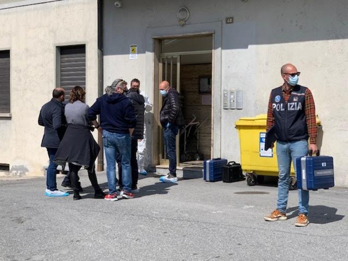Un giallo la morte della giovane trovata in casa con la gola tagliata Un giallo la morte della giovane trovata in casa con la gola tagliata