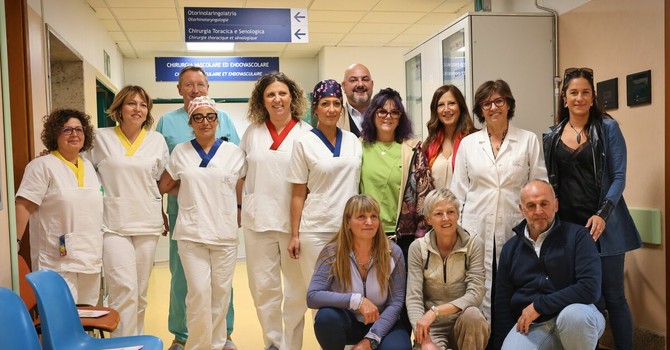 parte dell'équipe di Chirurgia toracica, la Direttrice dell'Ospedale e la Direttrice delle Professioni sanitarie con alcuni donatori del dermopigmentatore