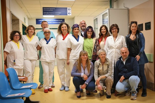 parte dell'équipe di Chirurgia toracica, la Direttrice dell'Ospedale e la Direttrice delle Professioni sanitarie con alcuni donatori del dermopigmentatore parte dell'équipe di Chirurgia toracica, la Direttrice dell'Ospedale e la Direttrice delle Professioni sanitarie con alcuni donatori del dermopigmentatore