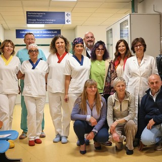 parte dell'équipe di Chirurgia toracica, la Direttrice dell'Ospedale e la Direttrice delle Professioni sanitarie con alcuni donatori del dermopigmentatore