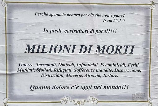 Il manifesto funebre anonimo dal messaggio pacifista