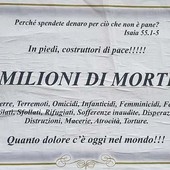 Il manifesto funebre anonimo dal messaggio pacifista