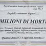 Il manifesto funebre anonimo dal messaggio pacifista