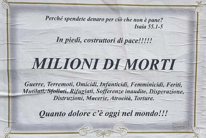 Il manifesto funebre anonimo dal messaggio pacifista
