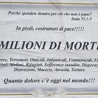 Il manifesto funebre anonimo dal messaggio pacifista