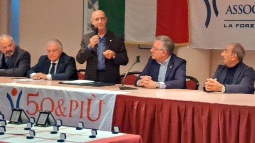 Al centro Giacomo Aloisi presidente 50&amp;più VdA