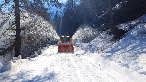 Sgombero neve sui colli del Piccolo e Gran San Bernardo (Video)