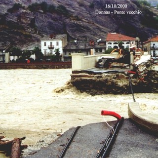 Ottobre di fango e memoria: la Valle d’Aosta ricorda le vittime dell’alluvione del 2000 Ottobre di fango e memoria: la Valle d’Aosta ricorda le vittime dell’alluvione del 2000