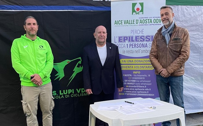 D sn: il Presidente G.S. LUPI VdA Massimo Valenti, il Sindaco di Sarre Massimo Pepellin e il Presidente AICE VdA Manuele Amateis. D sn: il Presidente G.S. LUPI VdA Massimo Valenti, il Sindaco di Sarre Massimo Pepellin e il Presidente AICE VdA Manuele Amateis.