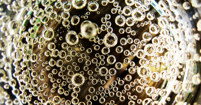 Bolle dal mondo alla cieca: nove spumanti in degustazione con AIS Valle d’Aosta