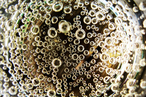 Bolle dal mondo alla cieca: nove spumanti in degustazione con AIS Valle d’Aosta