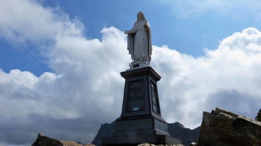 La statua della Madonna sulla Becca di Nona (3.142 m) che domina Aosta