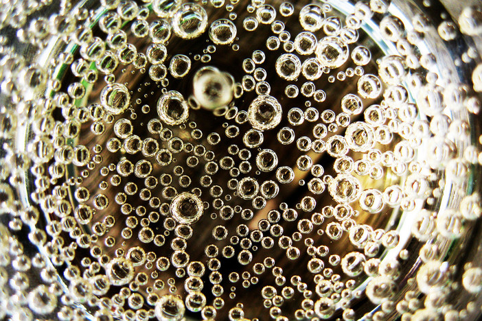 Bolle dal mondo alla cieca: nove spumanti in degustazione con AIS Valle d’Aosta