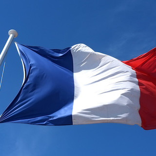 Cours de formation en langue française réservé aux titulaires de l’attestation de maîtrise de la langue française visée à l’article 7 de la l.r. n° 52/1998 ou à l’article 10 de la l.r. n° 11/2018 et d’un diplôme universitaire valable aux fins de l’enseigne