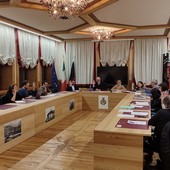 Charvensod tra memoria e futuro: il Consiglio cerca equilibrio tra servizi, bilancio e dialettica istituzionale