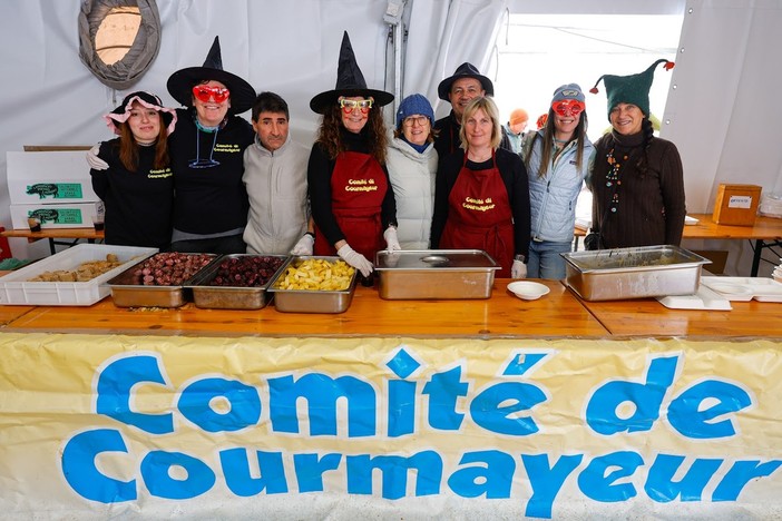 Lo Camétran anima Courmayeur: il carro di Entrèves vince con l’ironia sul caro-affitti