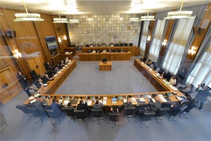 Bilancio consolidato 2024 approvato in Consiglio Valle: 20 sì e 12 astensioni