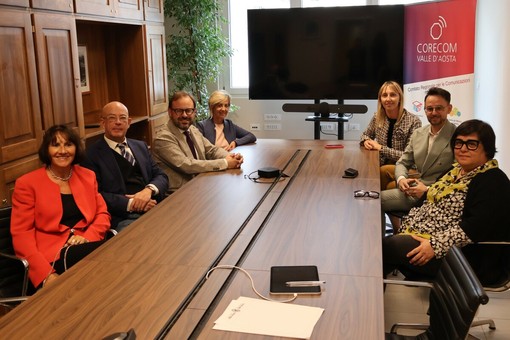 Nella foto, da sinistra a destra: Laura Mangosio, Alberto Jorioz, Stefano Aggravi, Christine Perrin, Elena Boschini, Jean Pierre Feo, Simonetta Padalino. Nella foto, da sinistra a destra: Laura Mangosio, Alberto Jorioz, Stefano Aggravi, Christine Perrin, Elena Boschini, Jean Pierre Feo, Simonetta Padalino.