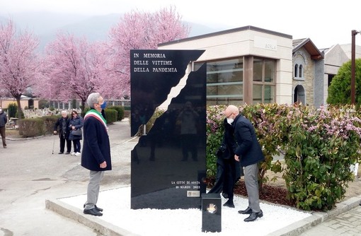 La stele al cimitero di Aosta che commemora le vittime del covid