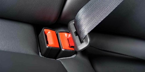 Passeggeri senza cintura: la responsabilità ricade sul conducente. La Cassazione cambia prospettiva