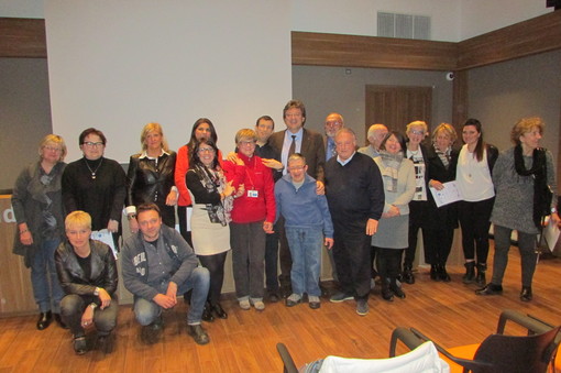 Foto di gruppo dei premiati e delle autorità al termine della serata