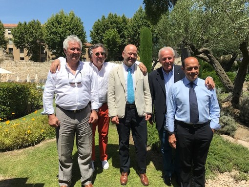 Al centro Nicola Rosset, presidente della Chambre VdA, con i colleghi di AlpMed Al centro Nicola Rosset, presidente della Chambre VdA, con i colleghi di AlpMed