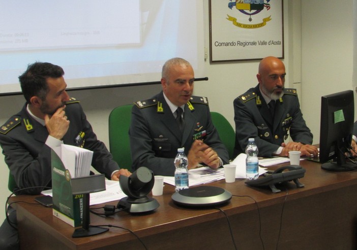 Da sn il tenente colonnello Piergiuseppe Cananzi, il generale Raffaele Ditroia, il tenente colonnello Francesco Caracciolo durante la conferenza stampa