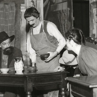 Un moment du spectacle de la 15ᵉ édition du Charaban, présentée au Théâtre Giacosa d’Aoste en 1978. On y reconnaît les acteurs Giorgio Celesia et Mile Danna