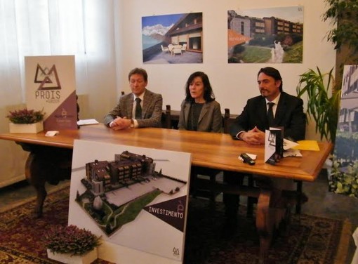 il sindaco Fabrizia Derriard con l'imprenditore Ezio Colliard (sn) e il Direttore della Bcc, Maurizio Barnabé il sindaco Fabrizia Derriard con l'imprenditore Ezio Colliard (sn) e il Direttore della Bcc, Maurizio Barnabé