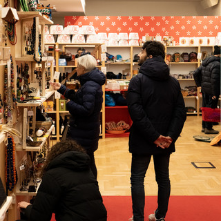 Per un Natale di diritti: ad Aosta il negozio di Emergency tra cure, artigianato e pace