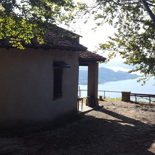La chiesetta del Monte Croce e il lago Maggiore (ph. Mauro Carlesso)