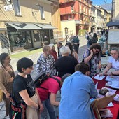 Un momento della raccolta di firme