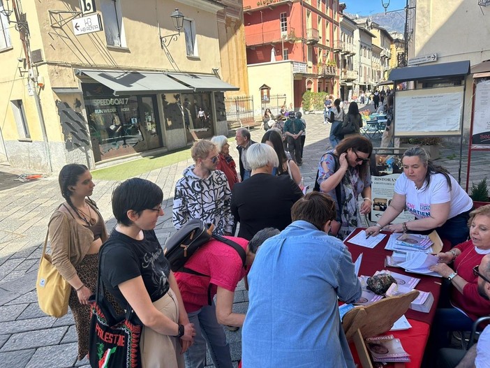 Un momento della raccolta di firme