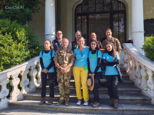 Foto di gruppo con allieve, Istruttori e il Comandante del Centro Addestramento Alpino (ph. CAA) Foto di gruppo con allieve, Istruttori e il Comandante del Centro Addestramento Alpino (ph. CAA)