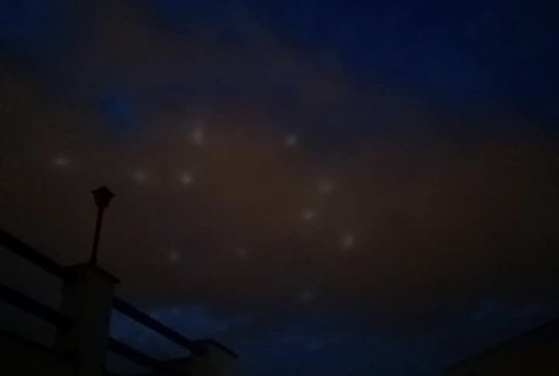 La fotografia delle 'sfere luminose' dietro una nuvola scattata ieri sera da un'aostana