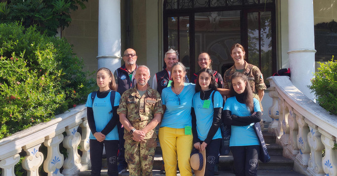 Foto di gruppo con allieve, Istruttori e il Comandante del Centro Addestramento Alpino (ph. CAA)