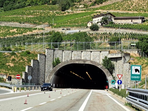 L'OPINIONE DI UN LETTORE : Chiusura della galleria Sorreley: crescono i rischi e i disagi per il transito dei tir verso Aosta L'OPINIONE DI UN LETTORE : Chiusura della galleria Sorreley: crescono i rischi e i disagi per il transito dei tir verso Aosta