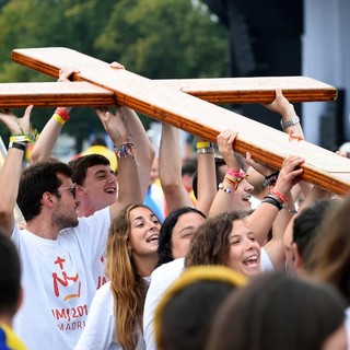 In cammino con il cuore pesante: i giovani valdostani verso Roma nel giorno della morte di Papa Francesco