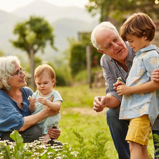 Giornata mondiale dei nonni, un patrimonio da custodire: il richiamo del Papa a riscoprire il valore delle radici