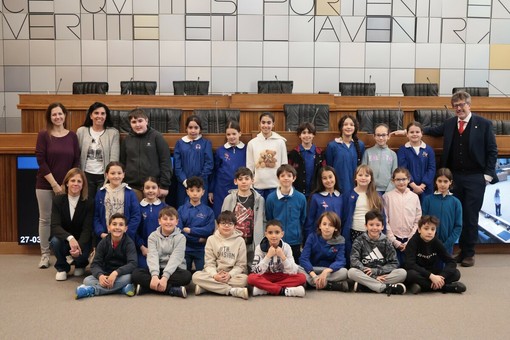 Piccoli consiglieri crescono: a scuola di democrazia tra i banchi del Consiglio Valle Piccoli consiglieri crescono: a scuola di democrazia tra i banchi del Consiglio Valle