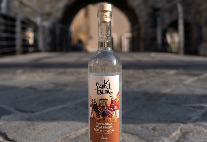 Una bottiglia come un ponte: alla Fiera di Sant’Orso la grappa che unisce tradizione e solidarietà
