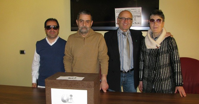Luigi Giunta, secondo da sn, con alcuni dirigenti dell'associazione (ph. tratta da Fb Unione Italiana dei Ciechi e degli Ipovedenti Onlus)