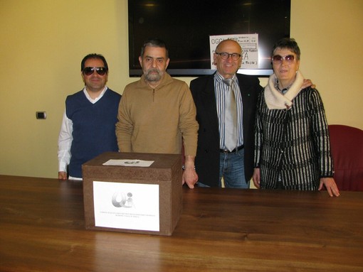 Luigi Giunta, secondo da sn, con alcuni dirigenti dell'associazione (ph. tratta da Fb Unione Italiana dei Ciechi e degli Ipovedenti Onlus) Luigi Giunta, secondo da sn, con alcuni dirigenti dell'associazione (ph. tratta da Fb Unione Italiana dei Ciechi e degli Ipovedenti Onlus)