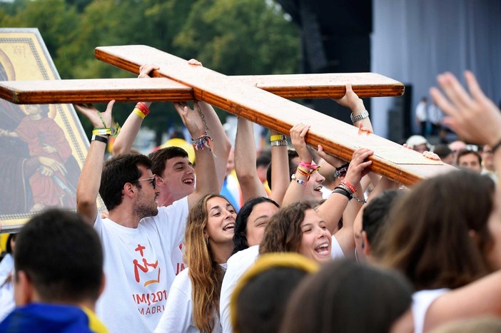 In cammino con il cuore pesante: i giovani valdostani verso Roma nel giorno della morte di Papa Francesco